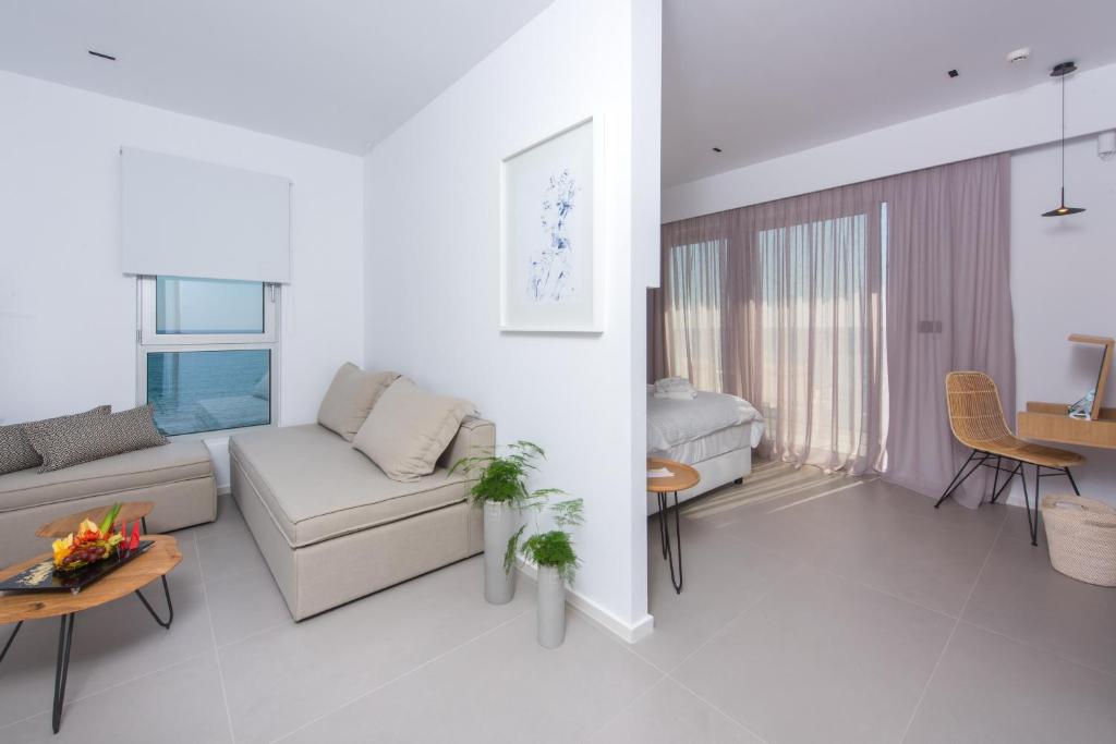 Mūsdienīgs numurs Enorme Ammos Beach Resort ar jūras skatu.