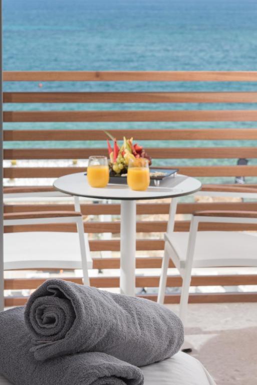 Skats uz jūru no Enorme Ammos Beach Resort terases ar dzērieniem un augļu plati