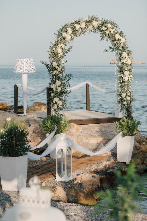 Romantiska ceremoniju vieta pie Aquagrand Exclusive Deluxe Resort piekrastē