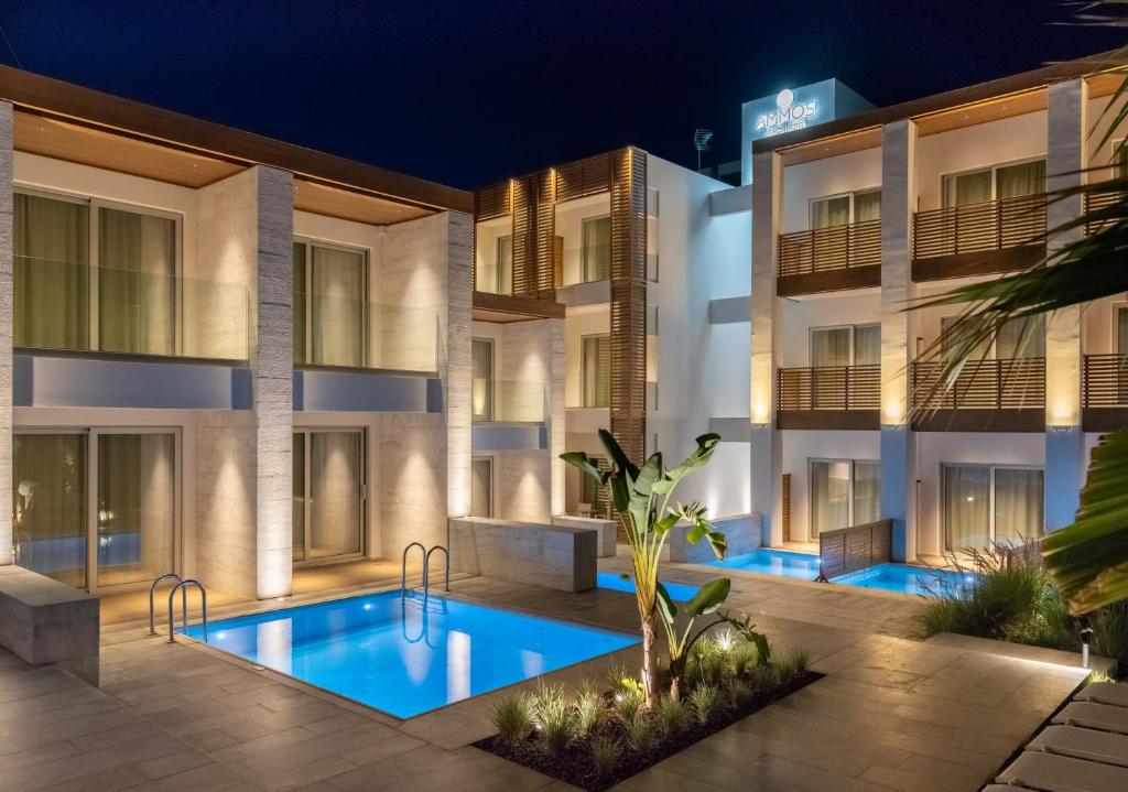 Enorme Ammos Beach Resort moderns numurs ar baseinu un dārzu piekrastē.