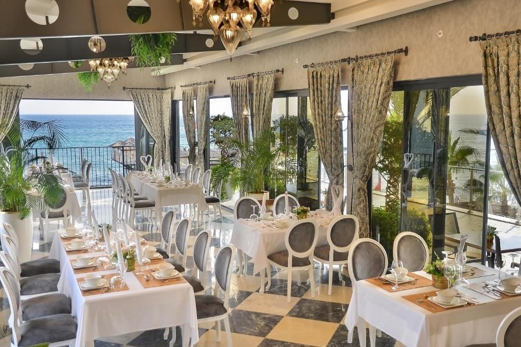 Restorāns Aria Resort & Spa Hotel ar skatu uz jūru