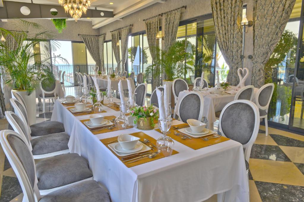 Elegants restorāns Aria Resort & Spa Hotel ar skatu uz piekrasti.