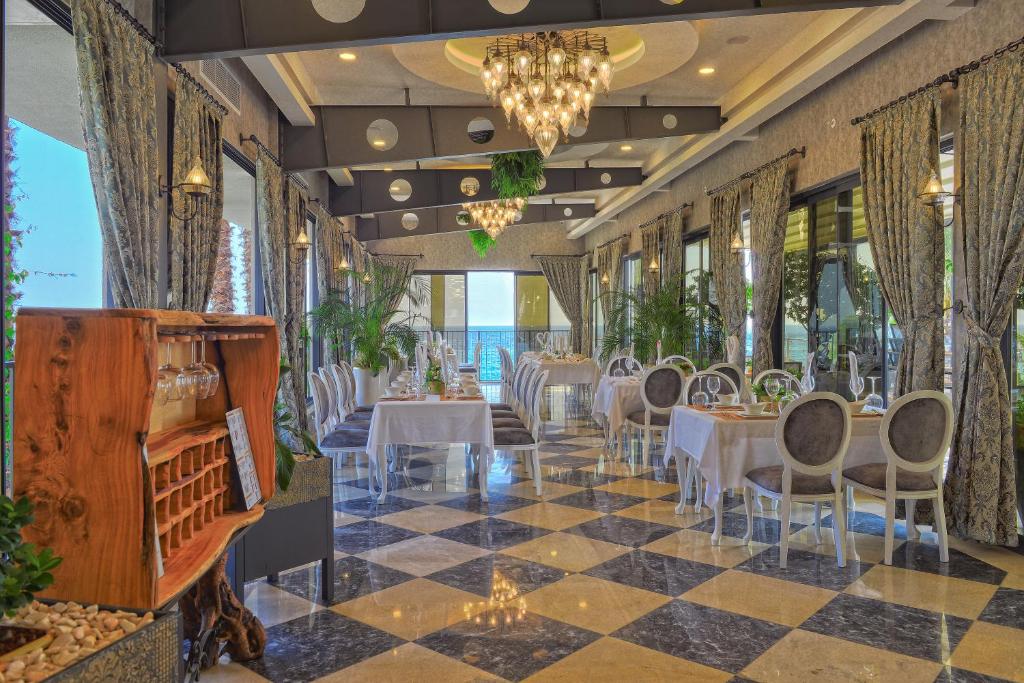 Eleganta restorāna telpa Aria Resort & Spa Hotel ar skatu uz jūru.