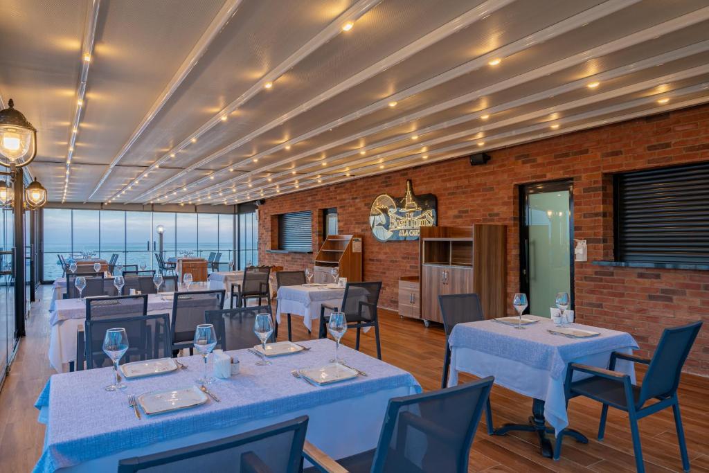 Mūsdienīga restorāna telpa Aria Resort & Spa Hotel piekrastē ar skatu uz jūru.