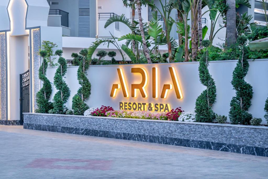 Aria Resort & Spa viesnīcas moderns zīmols ar ziedu kompozīcijām
