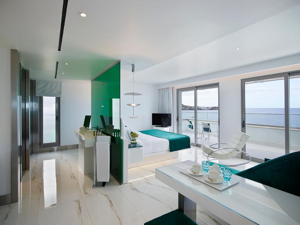 Moderns numurs piekrastē I-Resort Beach Hotel & Spa ar balkonu un skatu uz jūru.