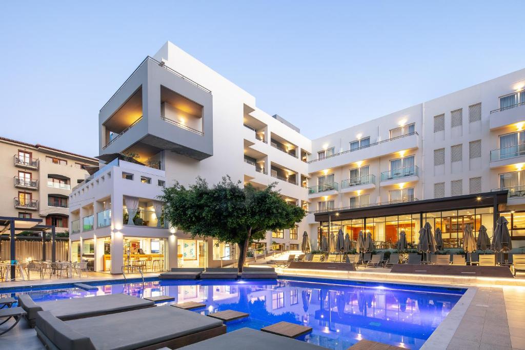 Atrium Ambiance Hotel modernā ēka ar baseinu un terasi