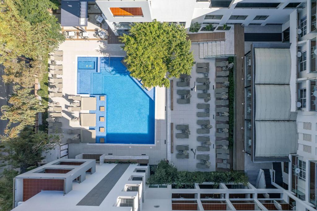 Apskatiet baseinu un atpūtas zonu Atrium Ambiance Hotel