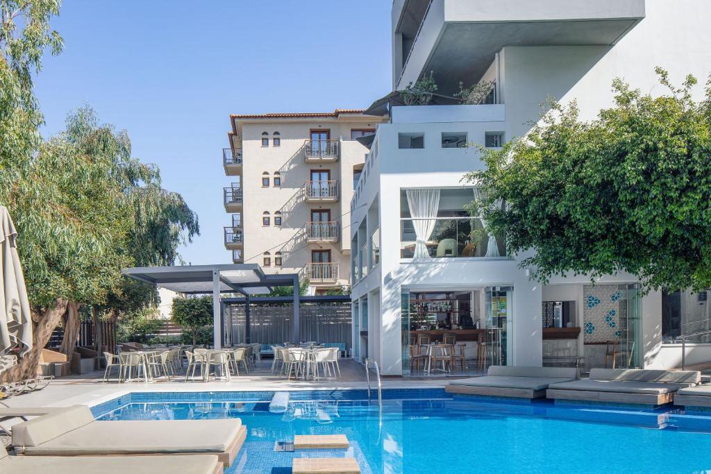 Atrium Ambiance Hotel baseins ar saulainām terasēm un ērtām guļvietām.