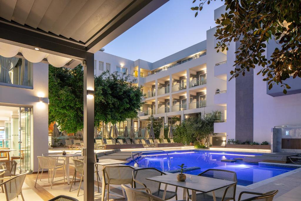 Atrium Ambiance Hotel baseins ar terasi un kokiem piekrastē