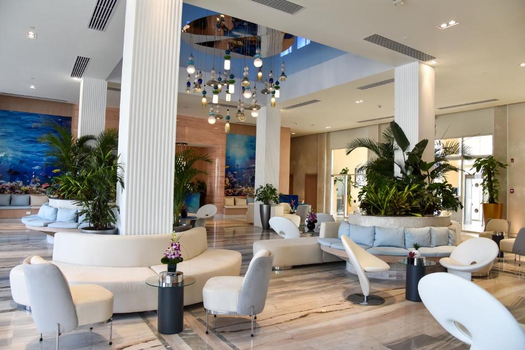 Elegants Cleopatra Luxury Resort Sharm vestibils ar modernu dizainu.