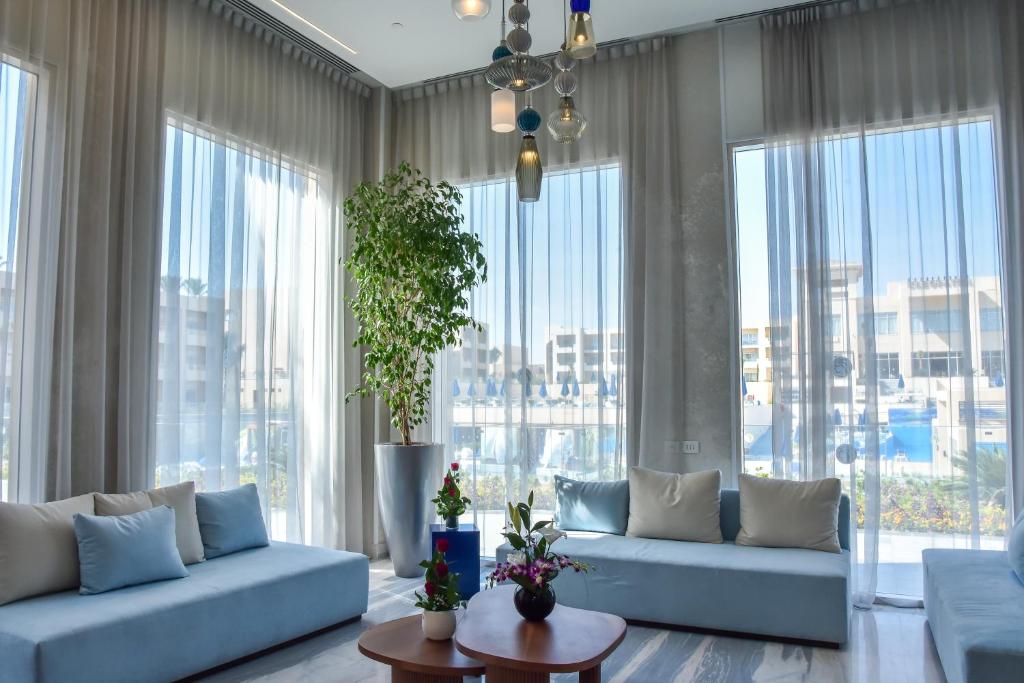 Elegants Cleopatra Luxury Resort Sharm atpūtas stūris ar logiem līdz grīdai.