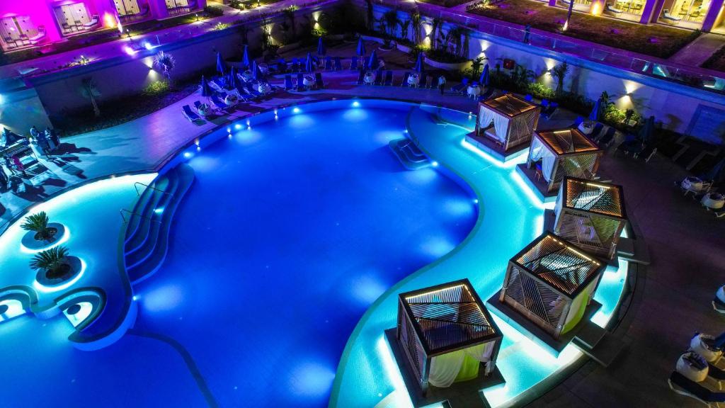 Nakts skats uz baseinu Cleopatra Luxury Resort Sharm - Adults Only
