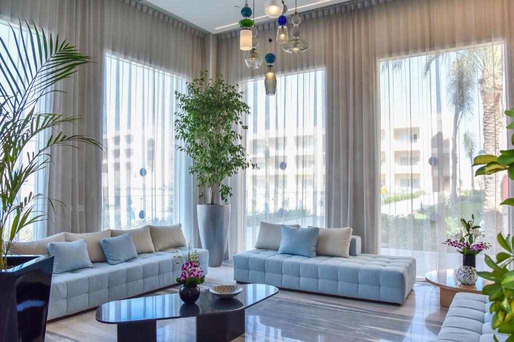 Eleganta atpūtas zona viesnīcā Cleopatra Luxury Resort Sharm - Adults Only.