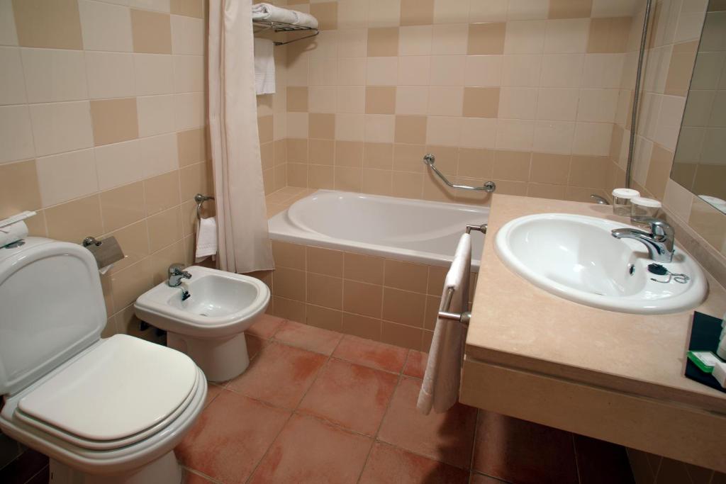 AP Victoria Sport & Beach Hotel numura vannas istaba ar vannu, bidē un plašu izlietni.