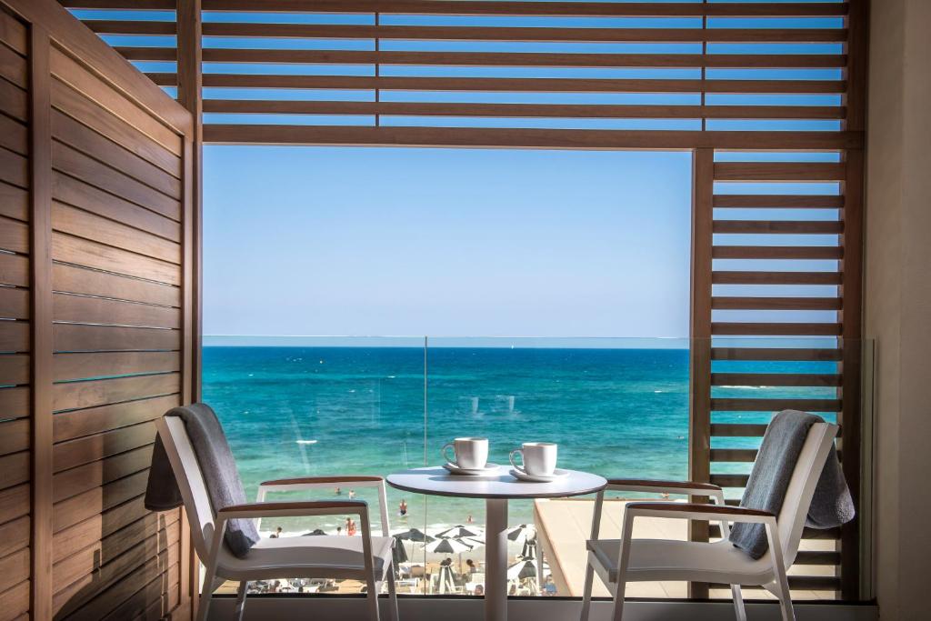 Balkons ar skatu uz jūru pie Enorme Ammos Beach Resort