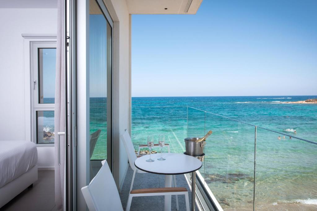 Skats no Enorme Ammos Beach Resort numura uz piekrasti ar balkonu.