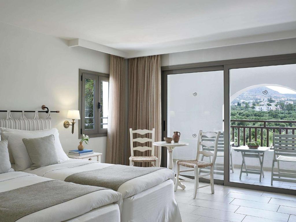 Moderns numurs ar divām gultām un balkonu Creta Maris Resort