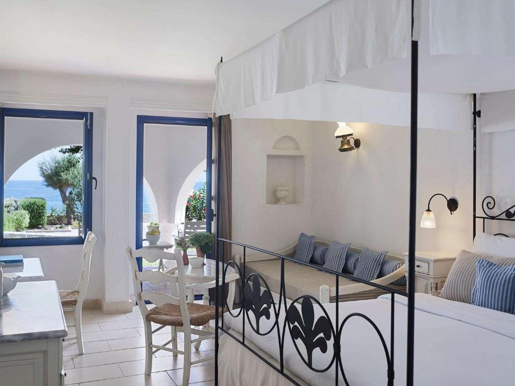 Elegants numurs ar gultu un skatu uz jūru Creta Maris Resort