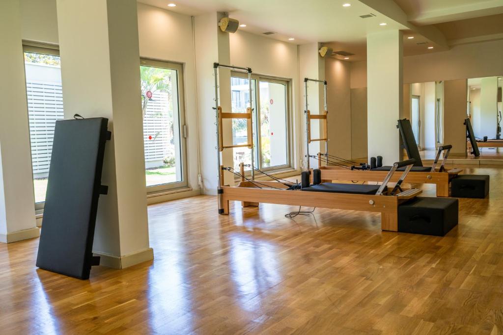 Pilates nodarbību telpa viesnīcā Lara Barut Collection ar aprīkojumu.