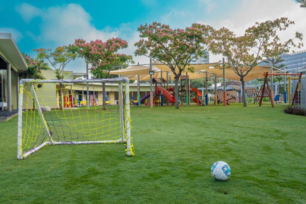 Bērnu spēļu laukums ar futbola vārtiem un zāle pie Lara Barut Collection