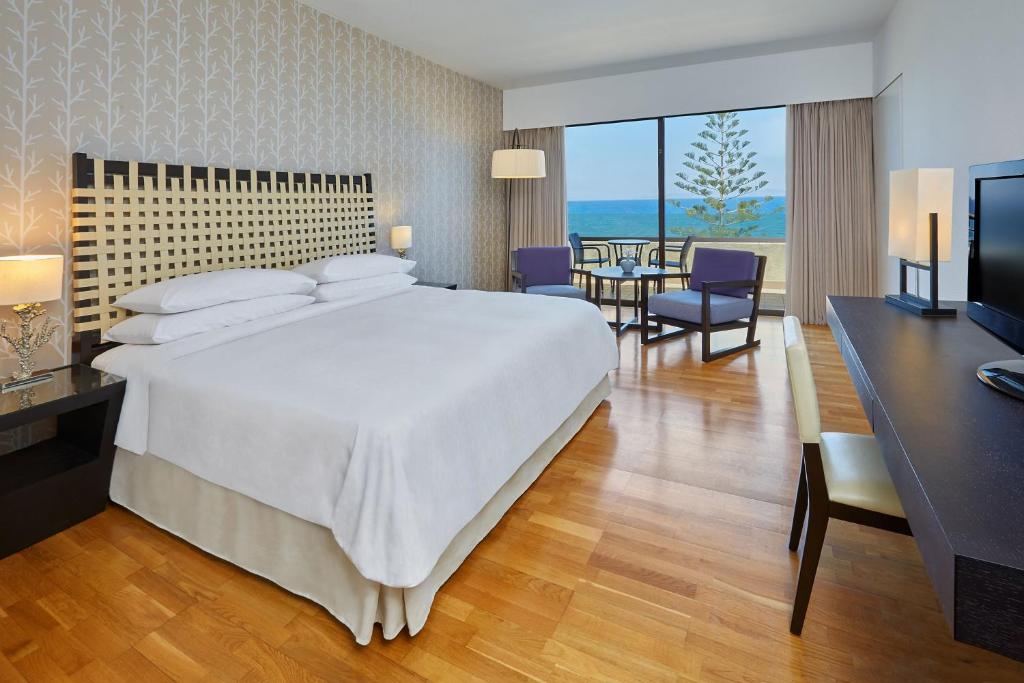 Mūsdienīgs numurs ar skatu uz piekrasti, Sheraton Rhodes Resort.