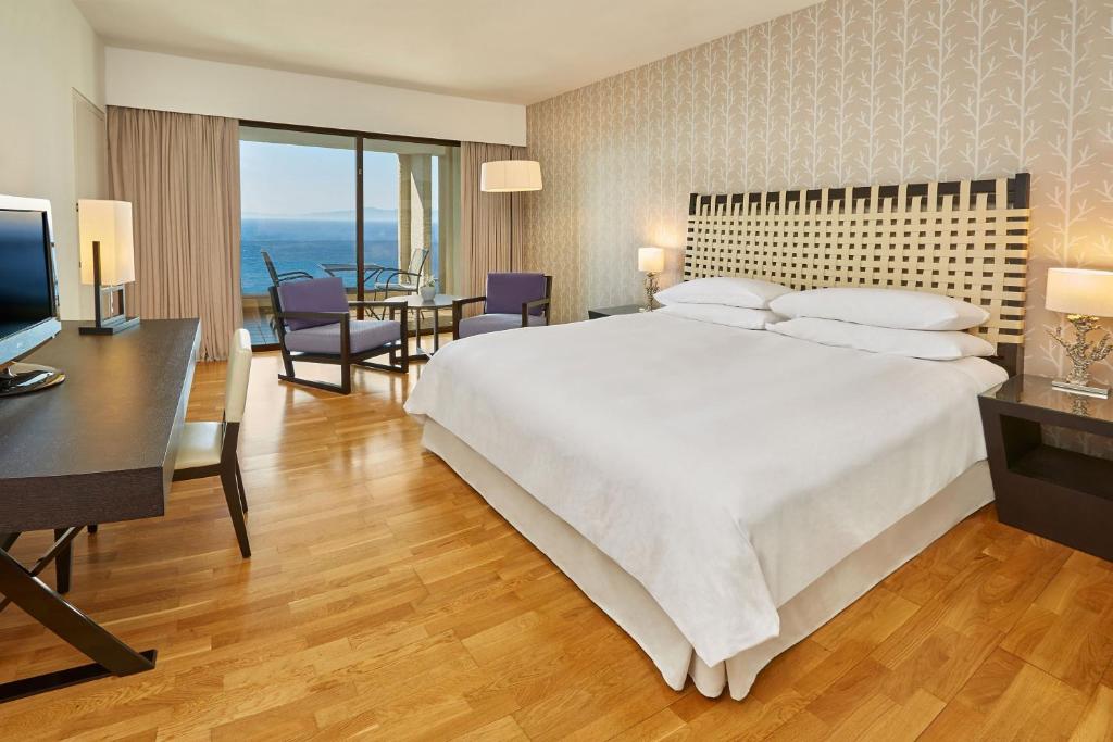 Mūsdienīgs numurs ar skatu uz jūru Sheraton Rhodes Resort.