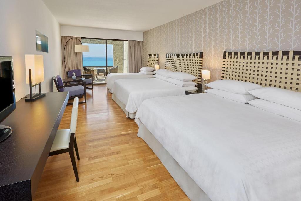 Sheraton Rhodes Resort numurs ar divām gultām un skatu uz jūru