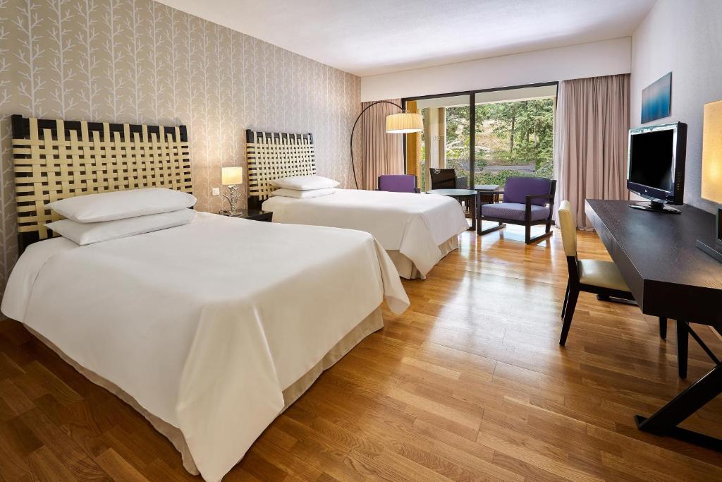 Mūsdienīgs numurs ar divām gultām Sheraton Rhodes Resort, ar skatu uz dabu.