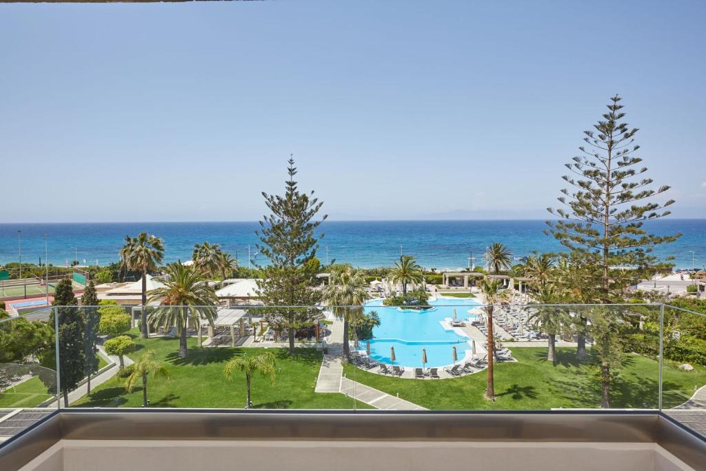 Skats uz baseinu un piekrasti no Sheraton Rhodes Resort balkona