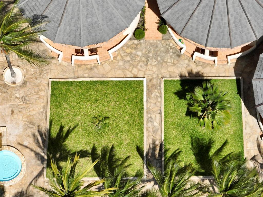 Zula Zanzibar skats no augšas ar dārzu un baseinu.