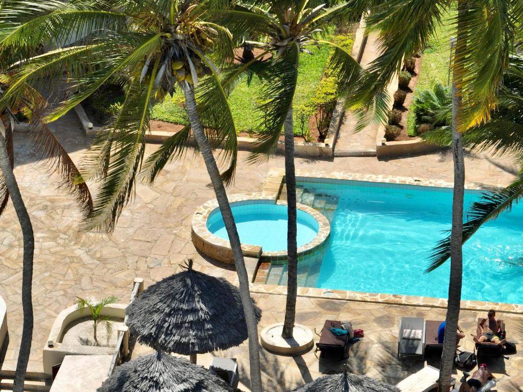 Zula Zanzibar baseins ar palmām un sauļošanās krēsliem