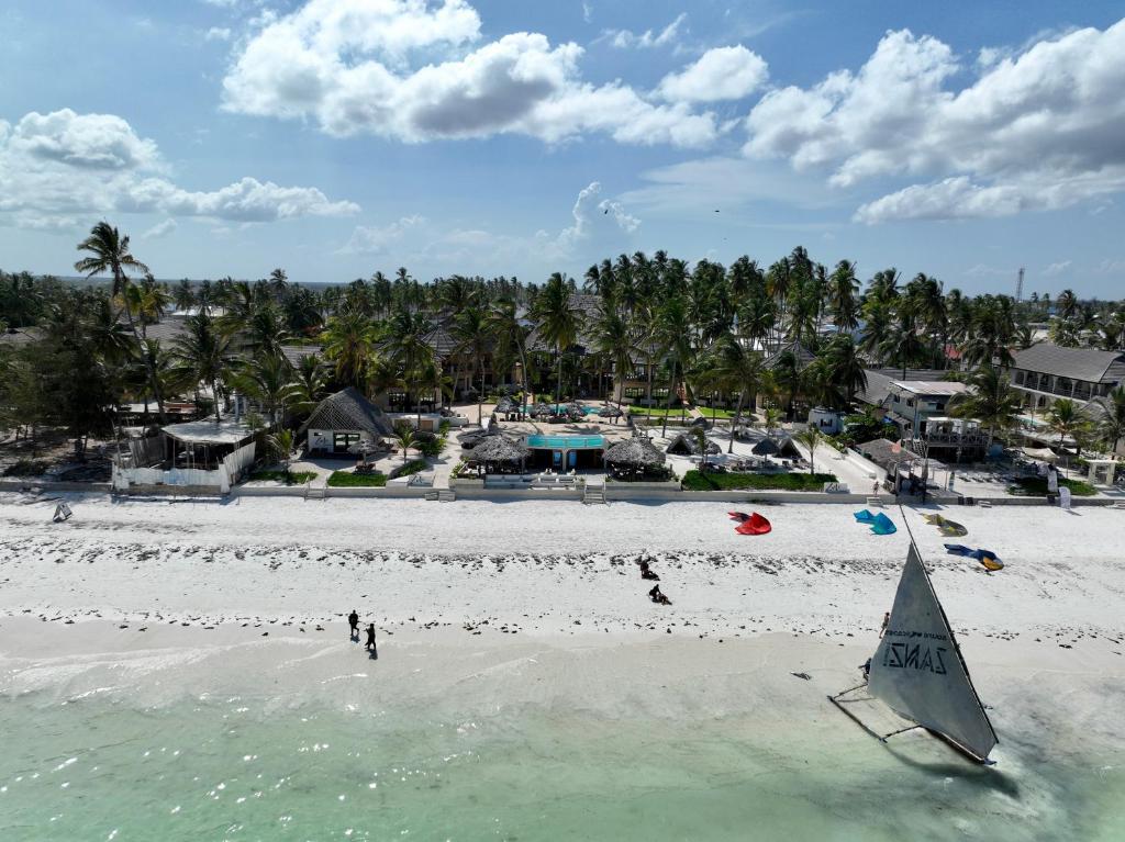 Zula Zanzibar piekrastes skats ar pludmali un laivu