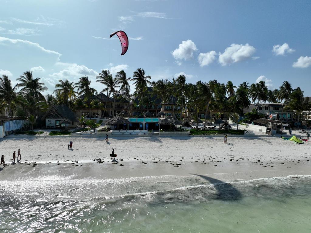 Zula Zanzibar pludmale ar baltām smiltīm un palmām.