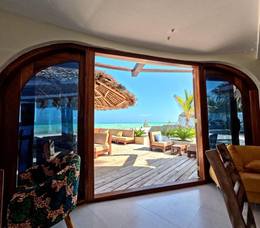 Zula Zanzibar terase ar skatu uz okeānu