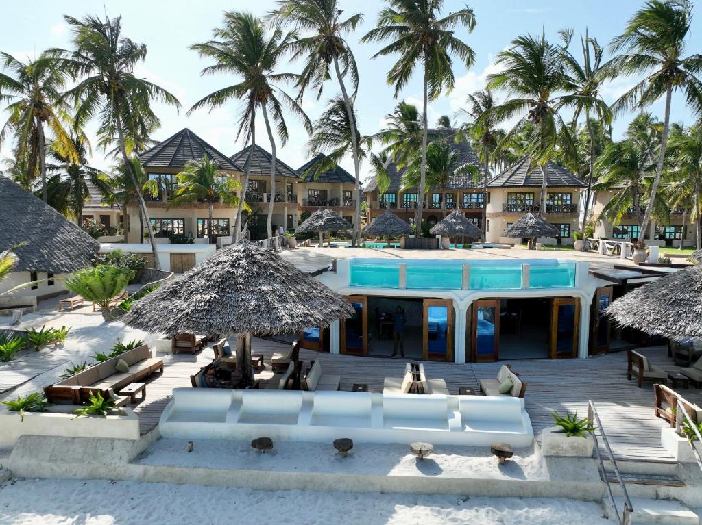 Zula Zanzibar piejūras skats ar baseinu un palmām