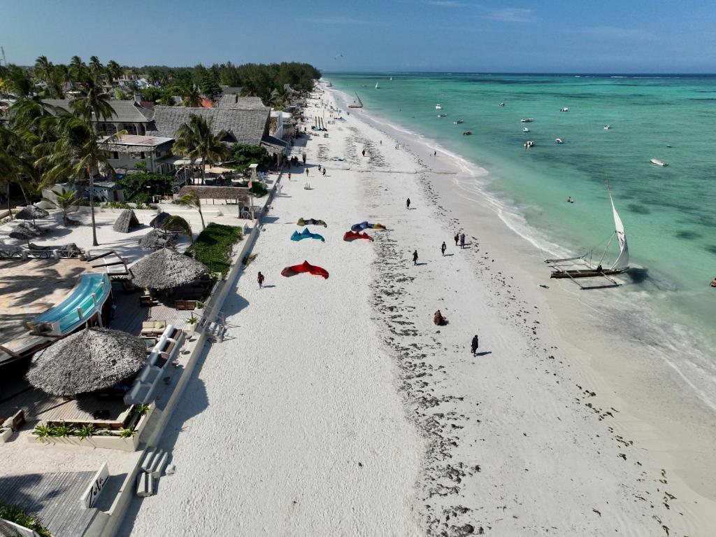 Zula Zanzibar viesnīca pie pludmales ar skatu uz okeānu.