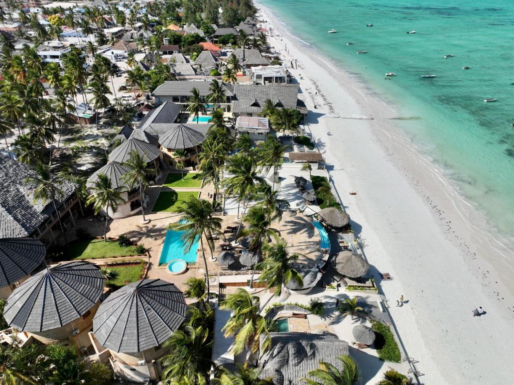 Zula Zanzibar piekrastes skats ar baseinu un pludmali.