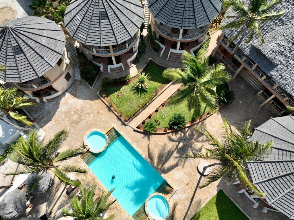 Zula Zanzibar skats no augšas ar baseinu un palmu kokiem