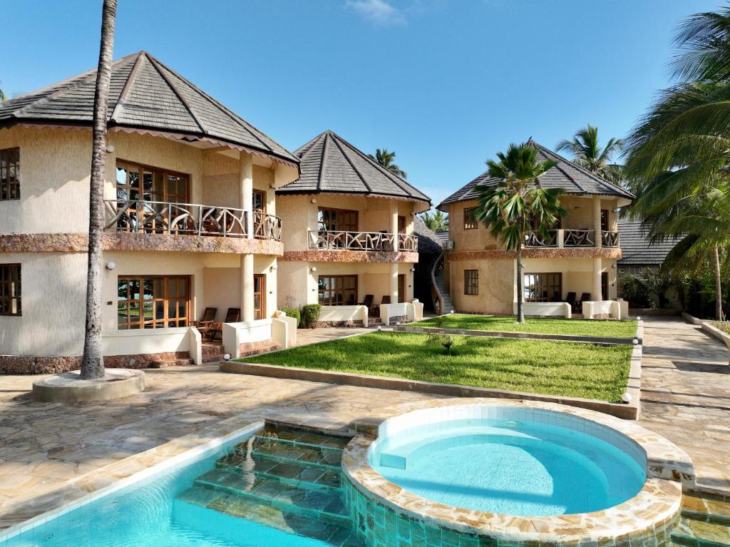 Zula Zanzibar viesnīca ar baseinu un bungalo piekrastē.