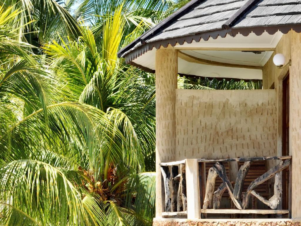 Zula Zanzibar balkons ar skatu uz palmu dārzu.