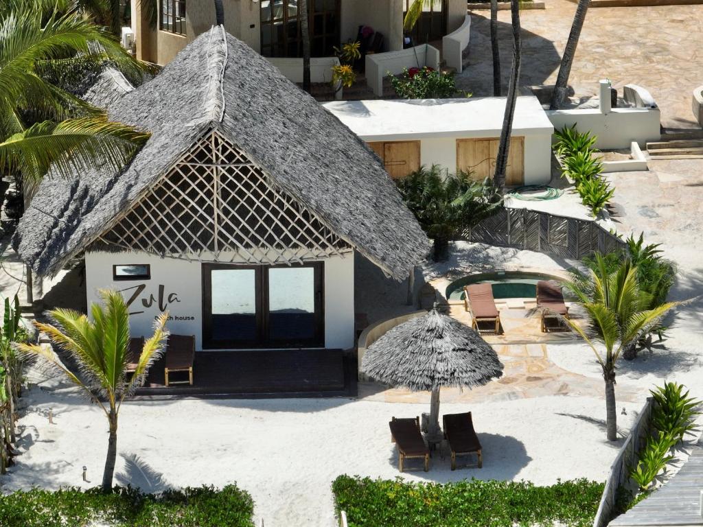 Zula Zanzibar pludmales māja ar tradicionālu jumtu