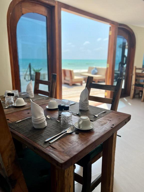 Zula Zanzibar pludmales restorāns ar skatu uz okeānu
