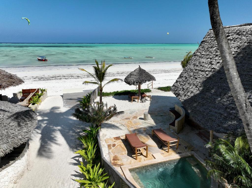 Zula Zanzibar pludmales skats ar baseinu un atpūtas krēsliem.