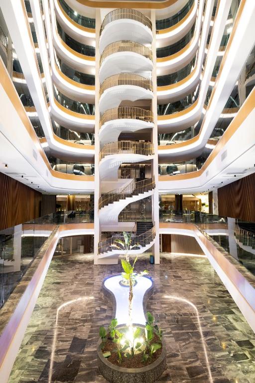 Mūsdienīgs interjers ar spirālveida kāpnēm hotelī Rubi Platinum.