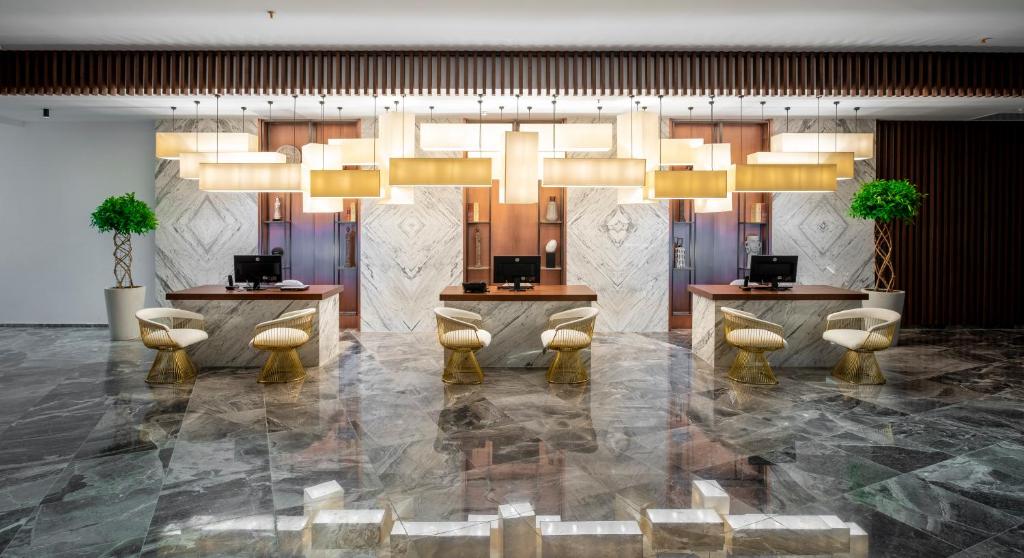 Mūsdienīgs reģistratūras dizains hotelī Rubi Platinum