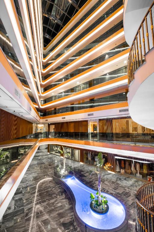 Rubi Platinum viesnīcas interjers ar mūsdienīgu dizainu un baseinu