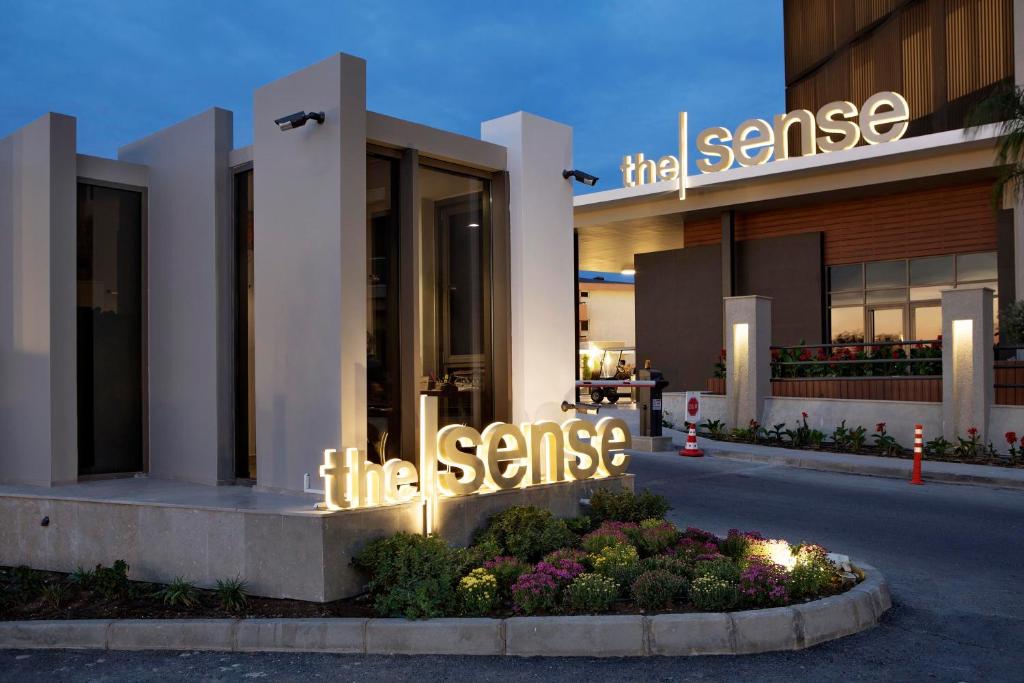 Viesnīcas The Sense Deluxe ieeja ar stilīgu apgaismojumu