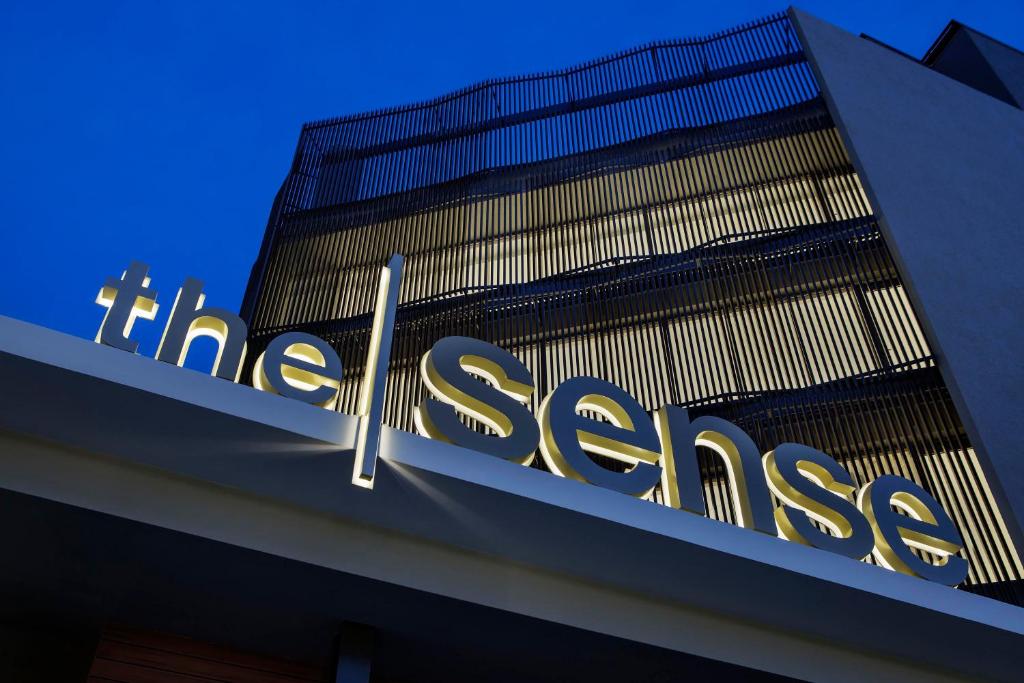 Viesnīcas The Sense Deluxe nosaukums pie tumsas.