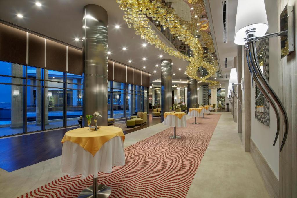 Eleganta uzņemšanas zona viesnīcā The Sense Deluxe ar modernu apgaismojumu.